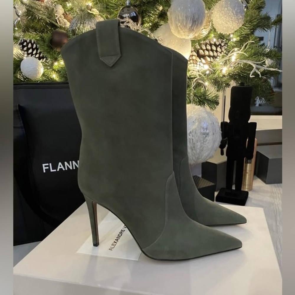 They are just to big for me. I love them 😩 great condition*